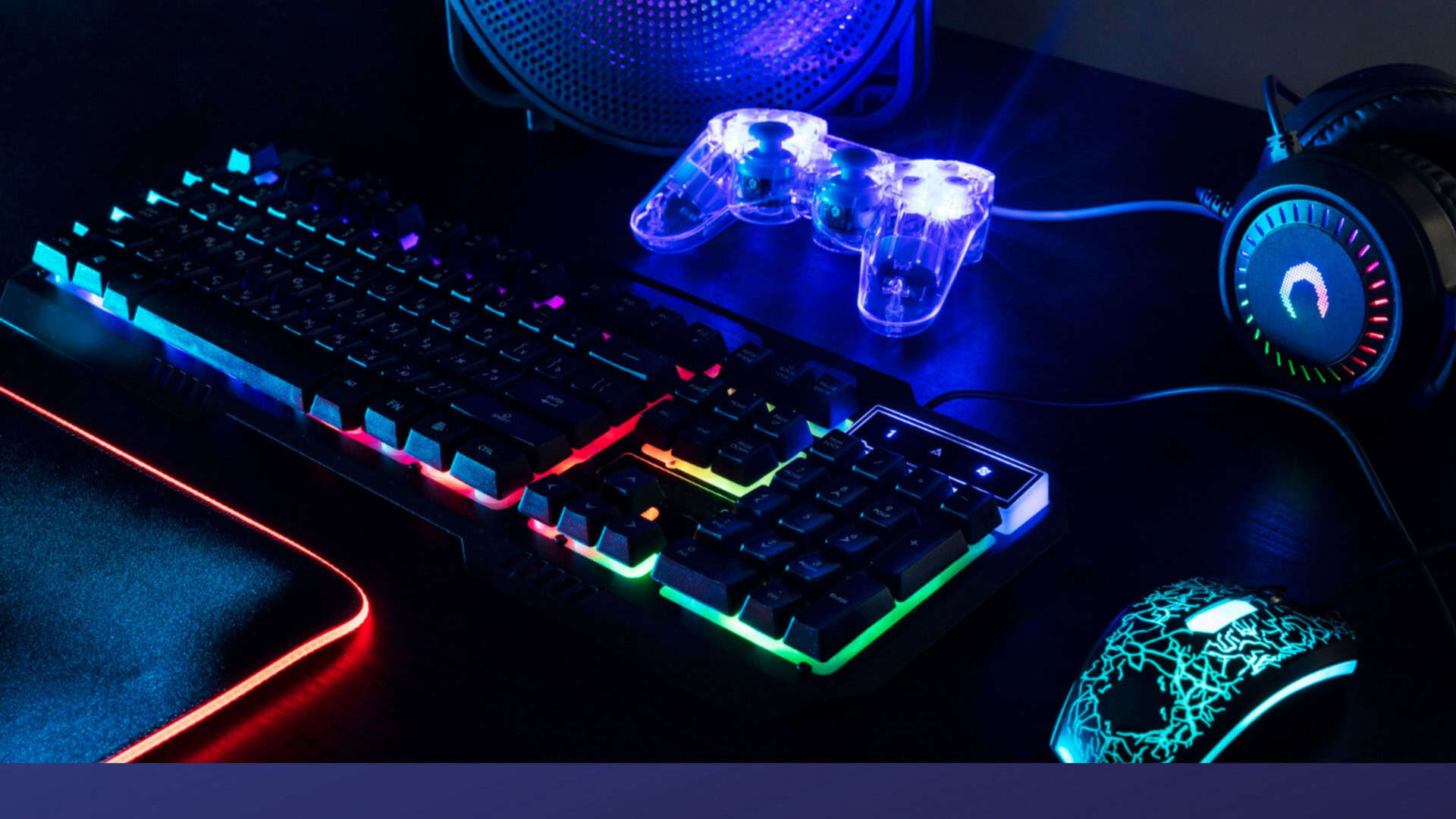 teclado, mouse e joystick de pcs gamers coloridos com dispositivos RGB