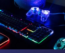 teclado, mouse e joystick de pcs gamers coloridos com dispositivos RGB