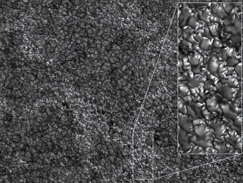 A área ampliada revela detalhes sem precedentes da fotosfera solar – paredes granulares dominadas por faixas ultrafinas com aproximadamente 20 a 50 quilômetros de largura.