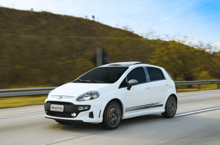 Punto T-Jet sendo conduzindo em uma bela estrada