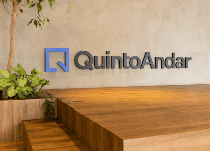 Logo da Quinto Andar em uma área interna