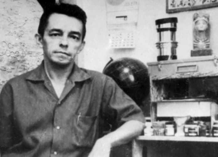 Rubens de Azevedo ao lado do primeiro mapa lunar brasileiro desenhado por ele. Foto: Acervo