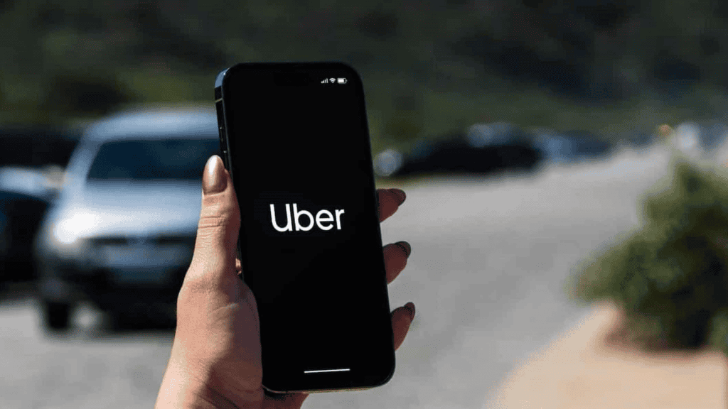 Pessoa abrindo o aplicativo Uber