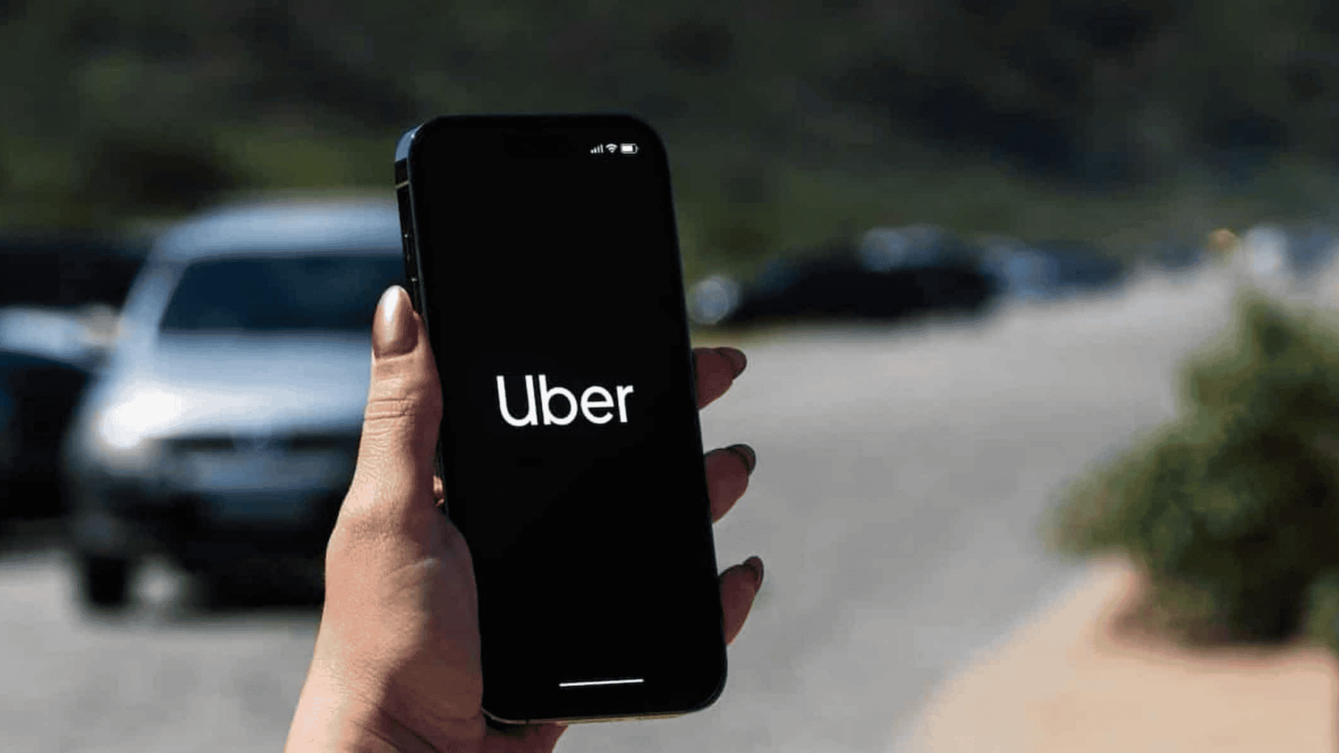 Pessoa abrindo o aplicativo Uber