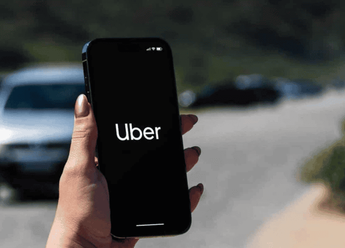 Pessoa abrindo o aplicativo Uber