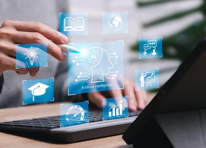 Pessoa com um teclado e tablet a frente, com icones digitais de leitura e aprendizado