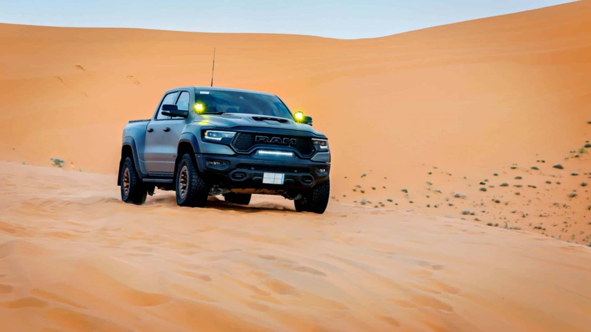 Carro trafegando em um local que precisa de tração 4x4