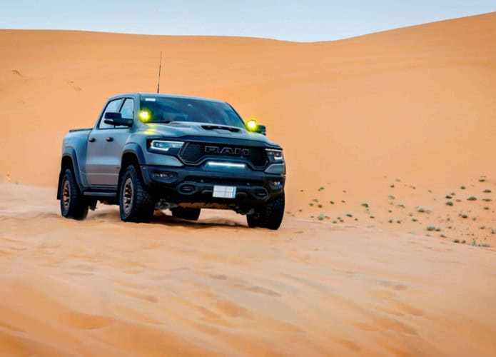 Carro trafegando em um local que precisa de tração 4x4