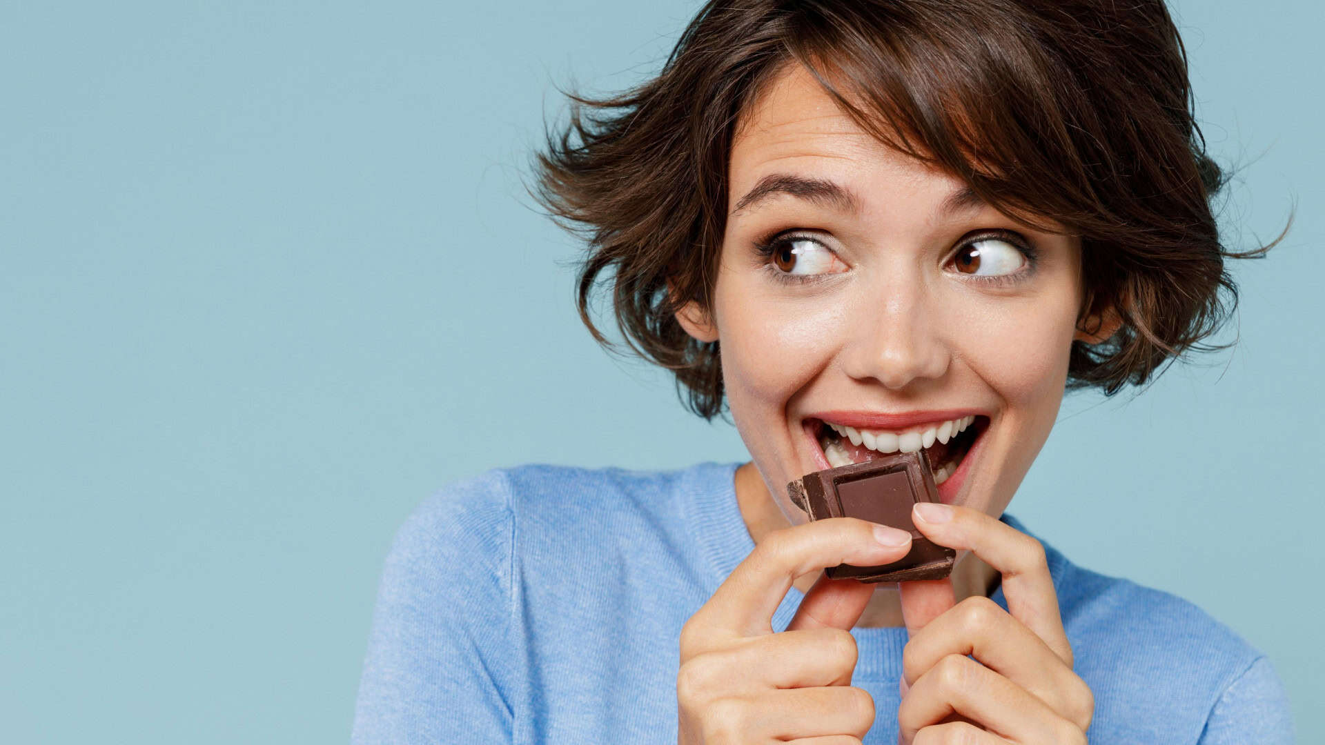 mulher comendo chocolate