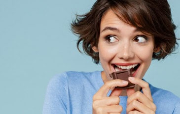 mulher comendo chocolate