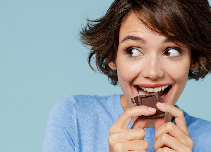 mulher comendo chocolate