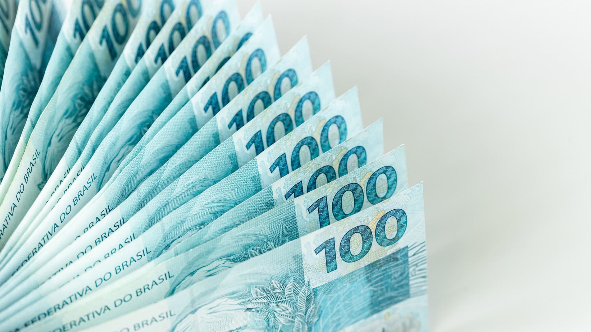 Várias notas de R$ 100