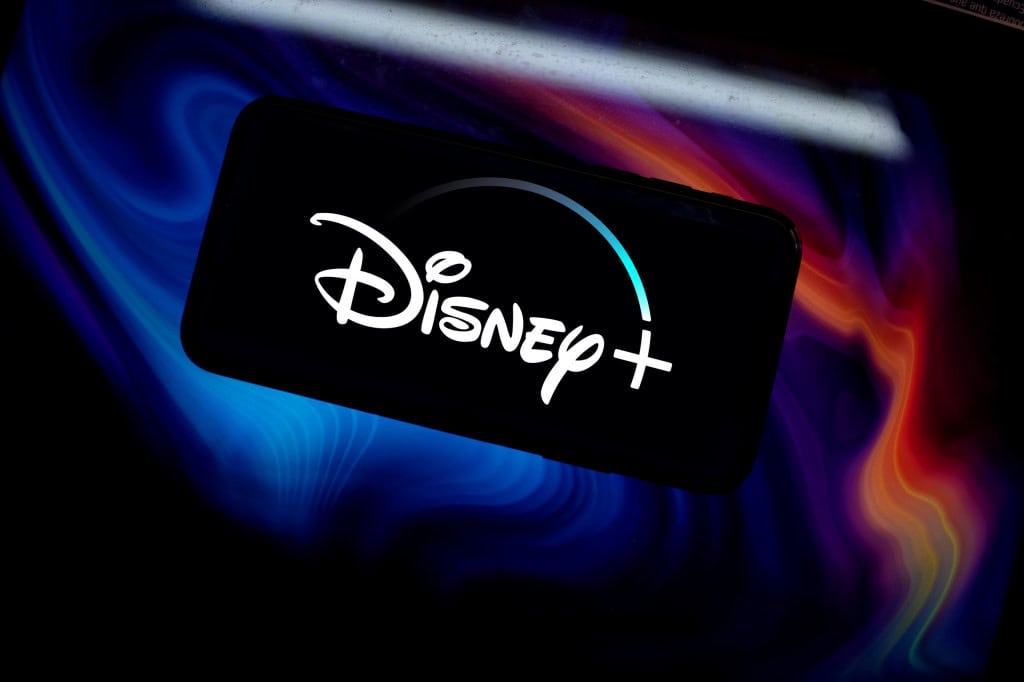 Logo do Disney+ na tela de um smartphone na horizontal
