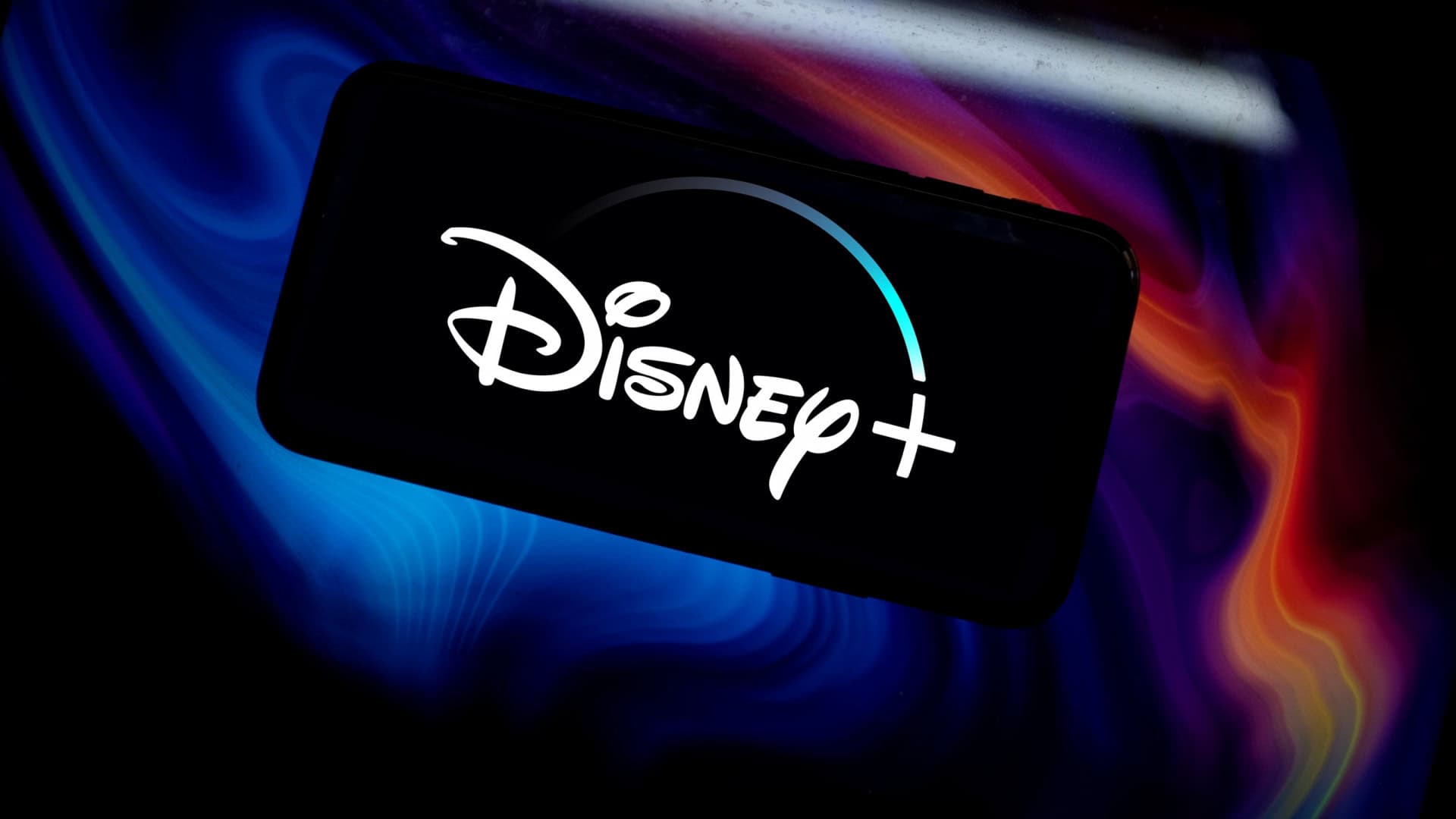 Logo do Disney+ na tela de um smartphone na horizontal