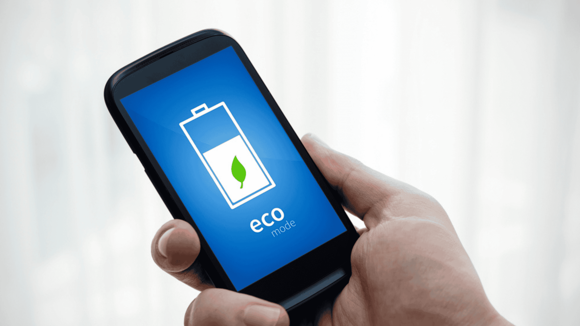 Pessoa segurando um celular que está com o modo 'economia de bateria' ativado