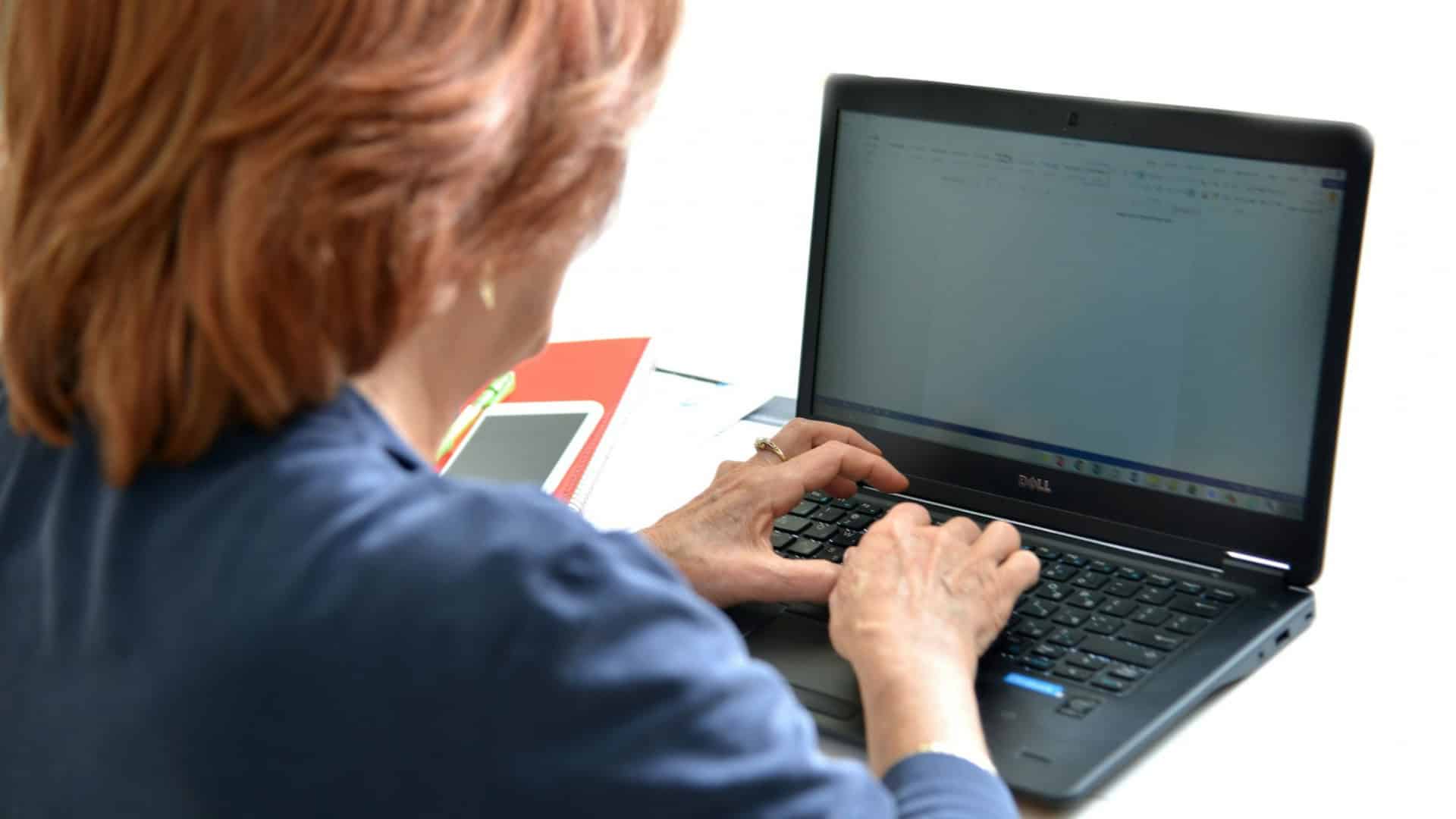 mulher escrevendo no computador