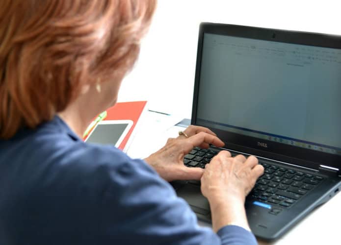 mulher escrevendo no computador