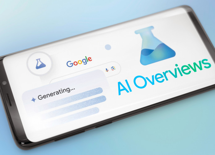 Logo do AI Overviews em um smartphone