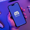 Pessoa abrindo o aplicativo Discord no celular