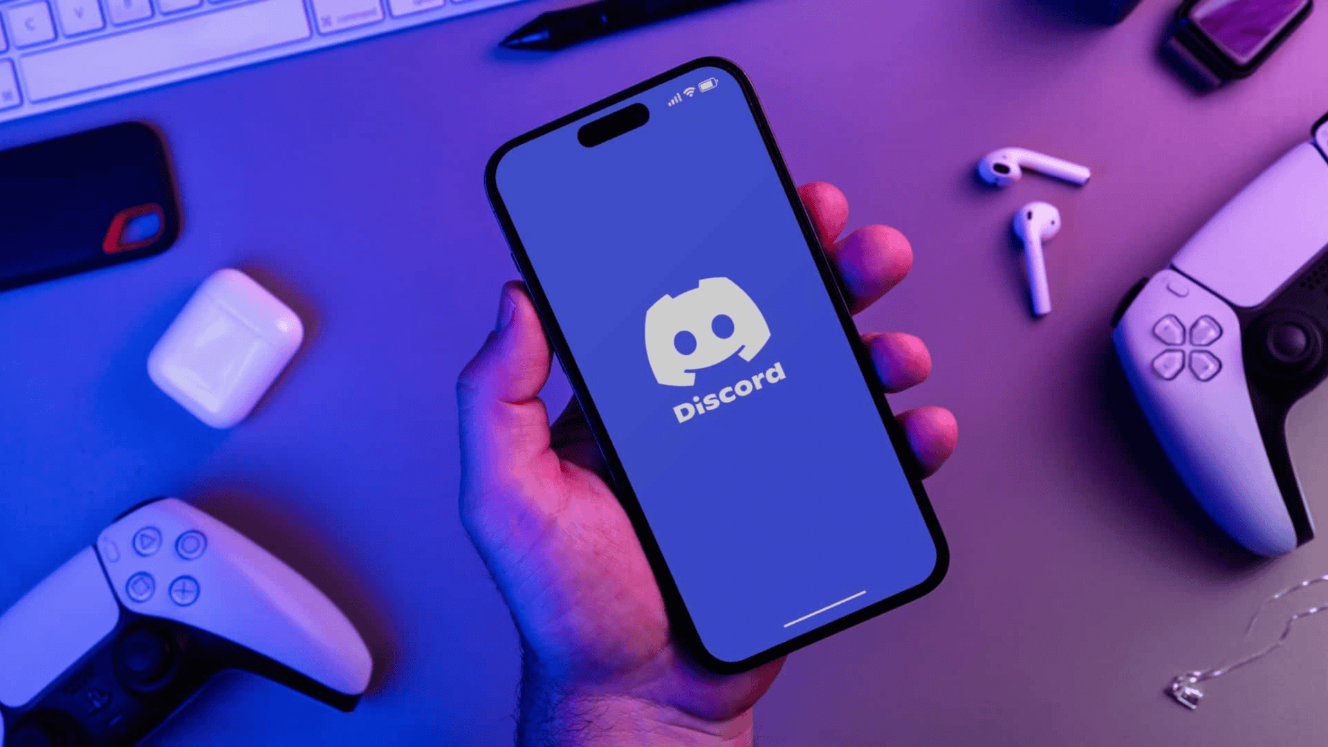 Pessoa abrindo o aplicativo Discord no celular