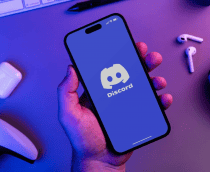 Pessoa abrindo o aplicativo Discord no celular