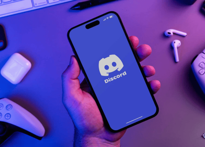 Pessoa abrindo o aplicativo Discord no celular