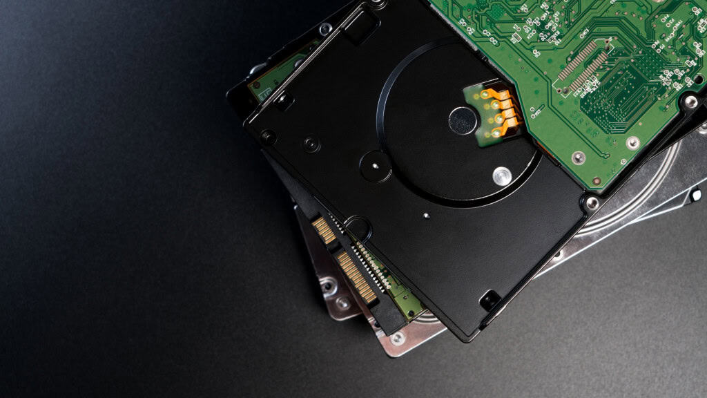 Close-up de discos rígidos (HDD) empilhados, componentes internos de computadores pessoais.