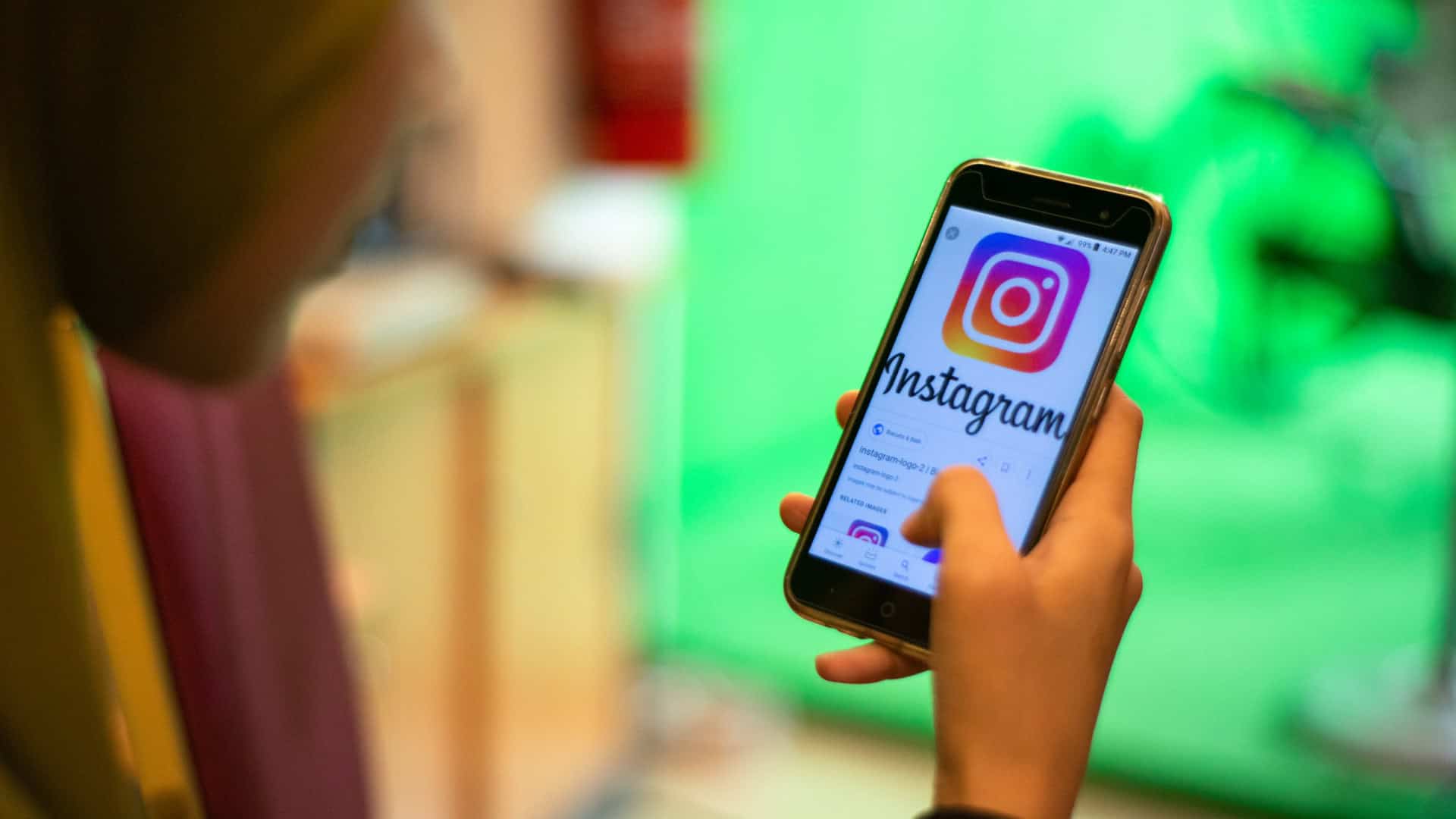 adolescente usando instagram