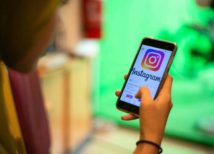 adolescente usando instagram