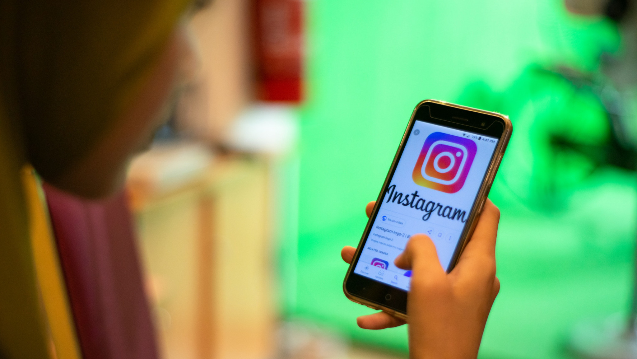 adolescente usando instagram
