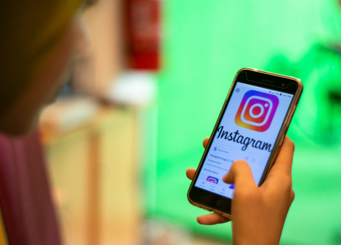 adolescente usando instagram