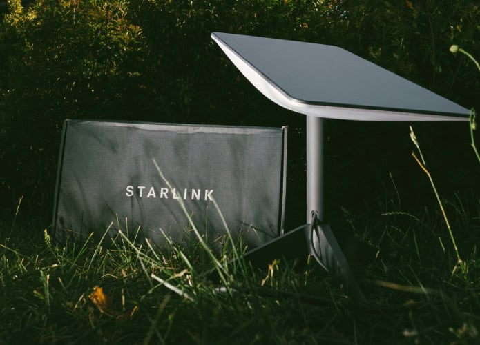 Antena da Starlink em cima de gramado