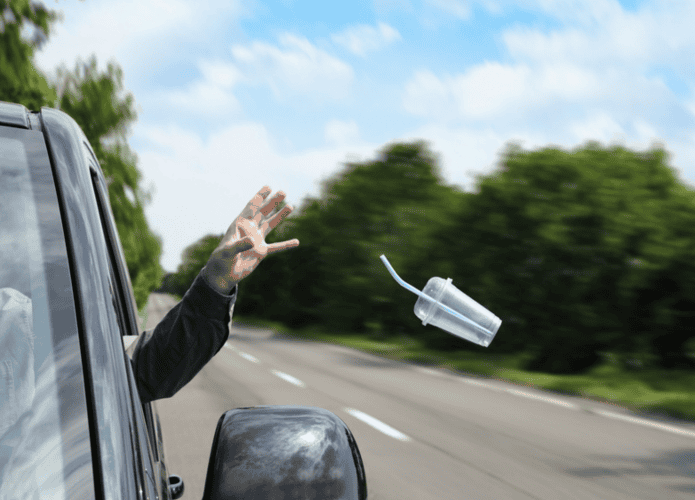 Lixo sendo jogado para fora do carro