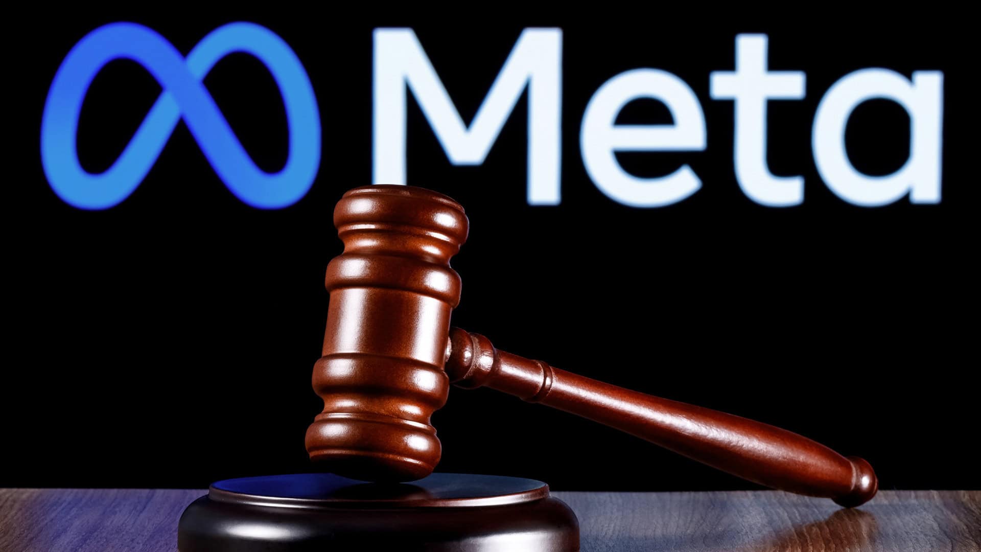 Ao fundo, logo da Meta; à frente, um martelo de juiz
