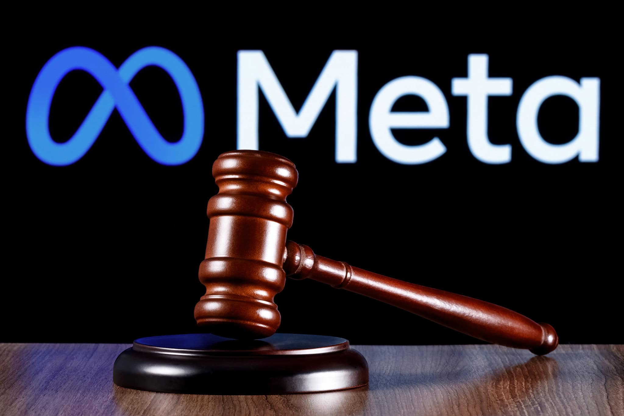Ao fundo, logo da Meta; à frente, um martelo de juiz, aludindo a um julgamento