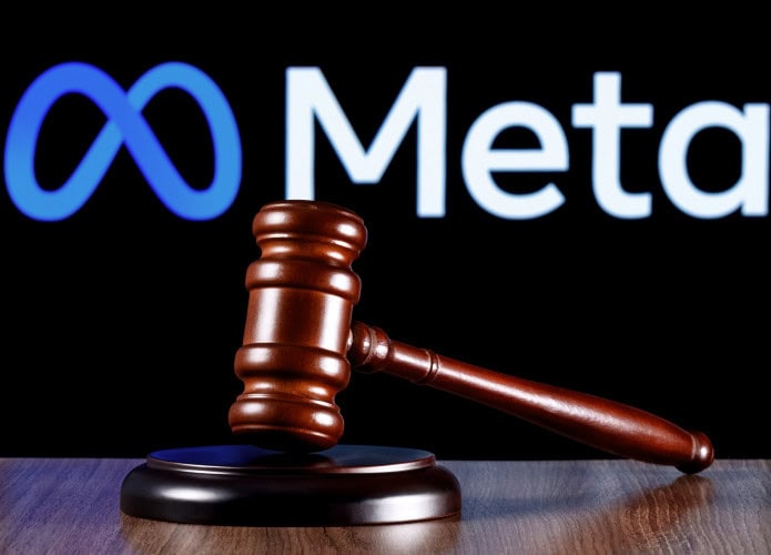 Ao fundo, logo da Meta; à frente, um martelo de juiz