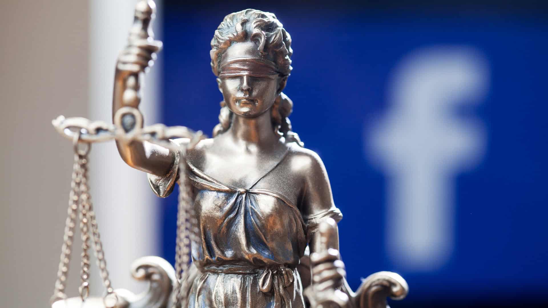 à frente, estátua da Justiça; atrás, logo do Facebook borrado