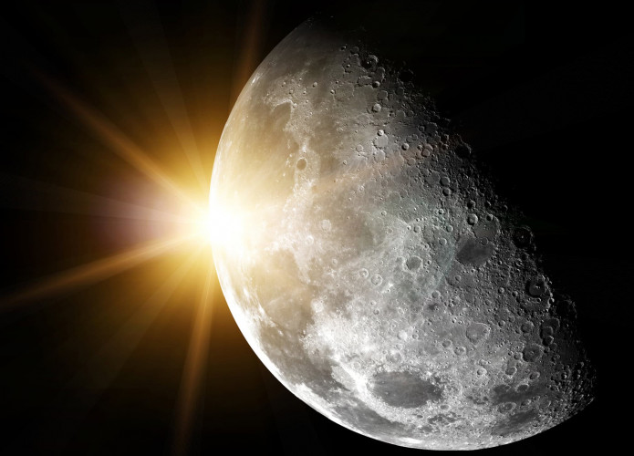 Sol aparecendo atrás da Lua