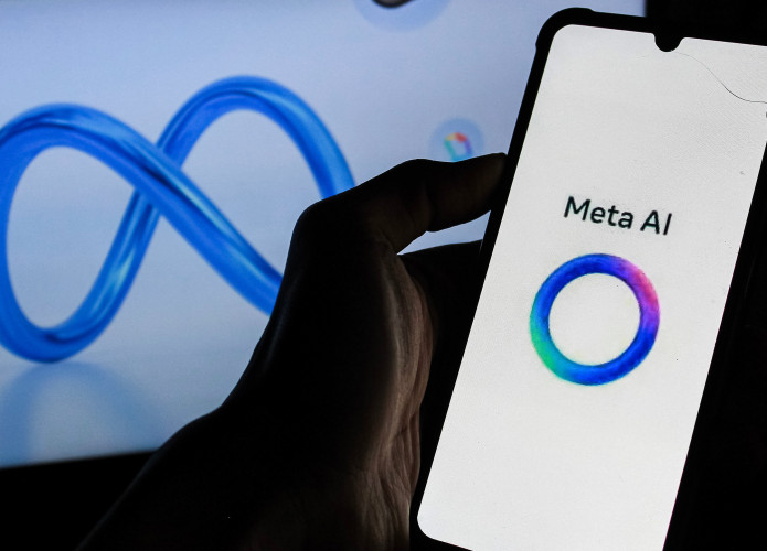 Ao fundo, logo da Meta; à frente, logo da Meta AI em um smartphone
