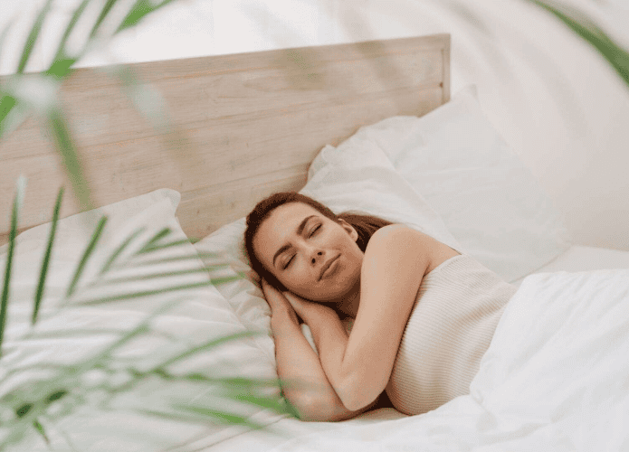 Jovem sorrindo, calma, vestida com roupas casuais, deitada na cama com as mãos juntas sob a cabeça, dormindo, descansando, relaxando, passando tempo no quarto, relaxando, em casa, no próprio quarto, em casa, acordando, sonhando, perdida em devaneios, bom dia.