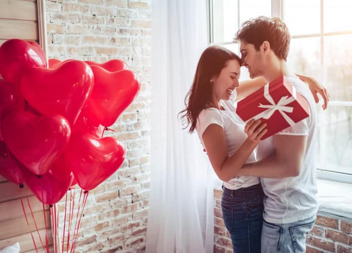 Namorados se abraçam em clima de romance