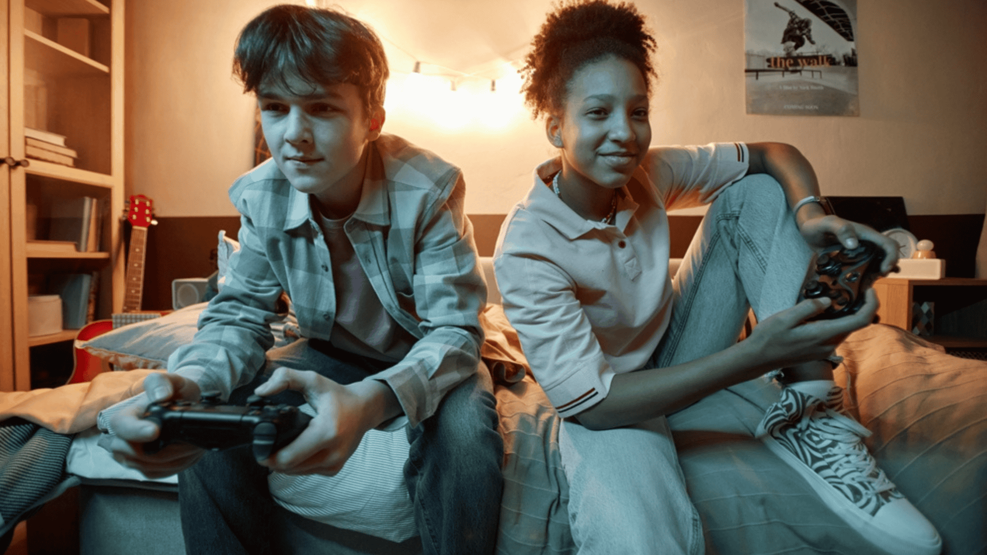 Crianças jogando por meio de um console