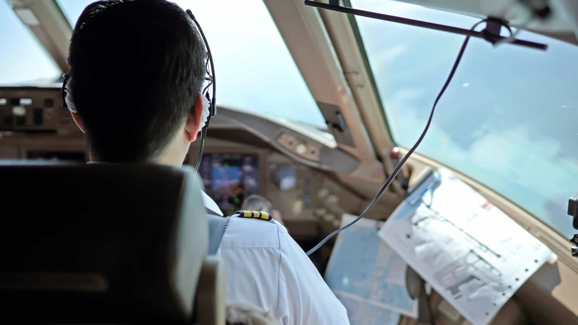 Piloto em cockpit de avião