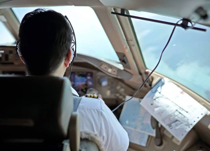 Piloto em cockpit de avião