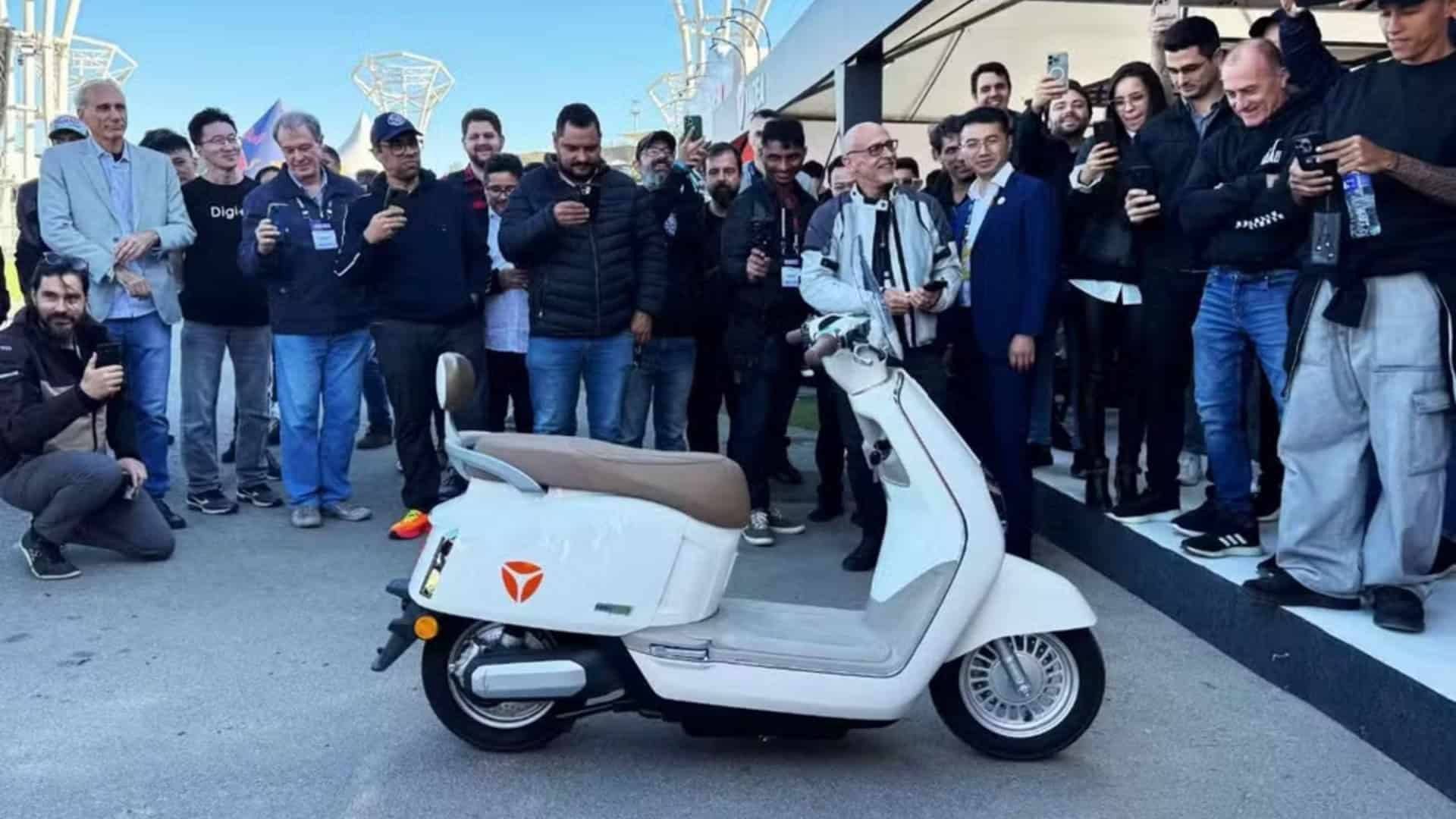 Scooter elétrica autônoma da Yadea