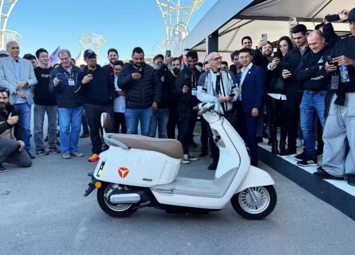 Scooter elétrica autônoma da Yadea