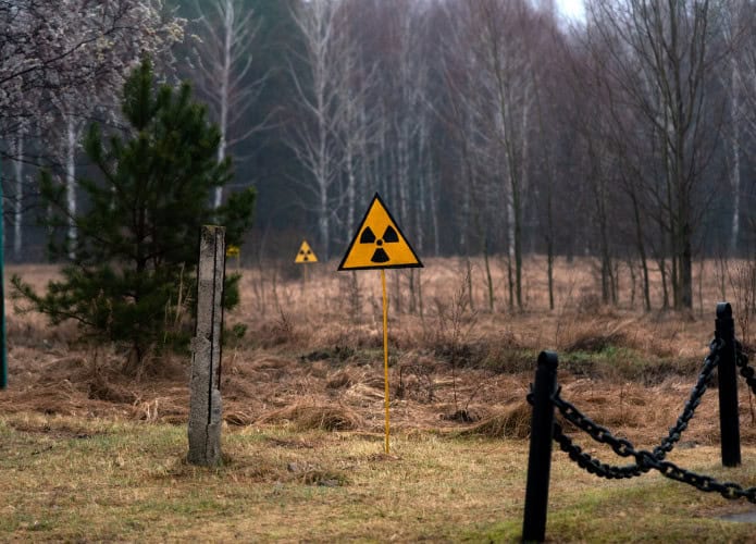 Placa de alerta contra radiação na zona de exclusão de Chernobyl