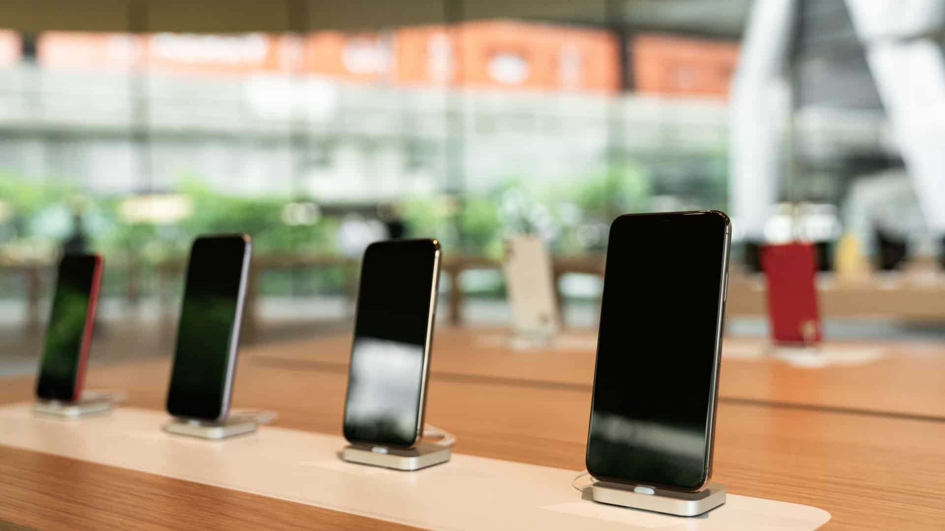 Imagem mostra uma loja de celulares / smartphones