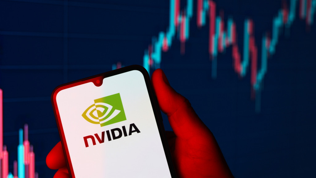 Pessoa segurando celular com logomarca da Nvidia na tela