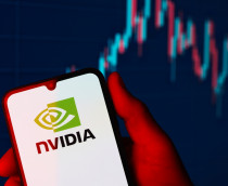 Pessoa segurando celular com logomarca da Nvidia na tela